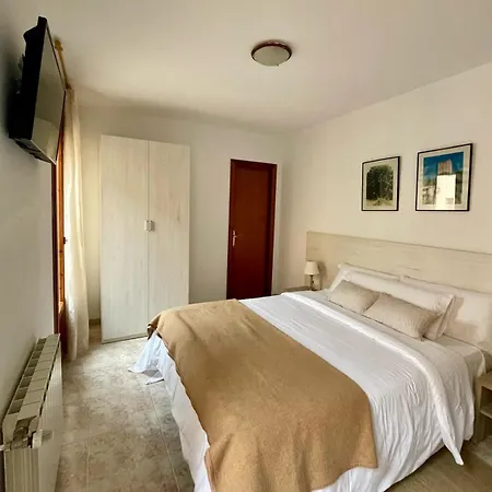 Guest house Hostal De Berge 5*